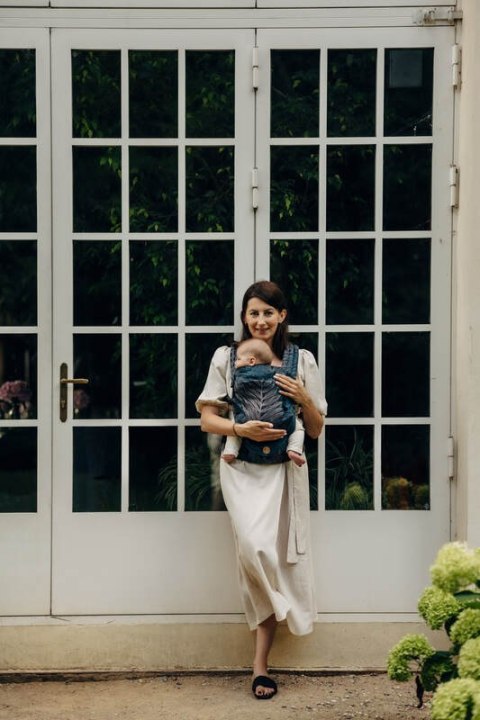 Nosidełko LennyLight z tkaniny żakardowej (54% bawełna, 46% TENCEL™ Lyocell), rozmiar standard - RAINFOREST - NOCTURNAL