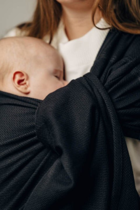 Chusta kółkowa do noszenia dzieci, tkana splotem jodełkowym, bawełna, ramię bez zakładek - MAŁA JODEŁKA CZARNY HEBAN - standard 
