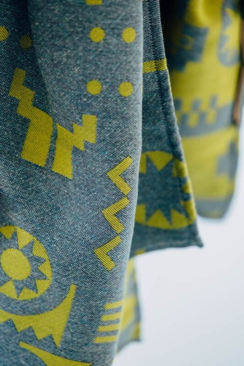 Żakardowa chusta do noszenia dzieci (37% bawełna czesana, 28% wełna merino, 23% jedwab noil, 8% jedwab morwowy, 4% kaszmir) - EK