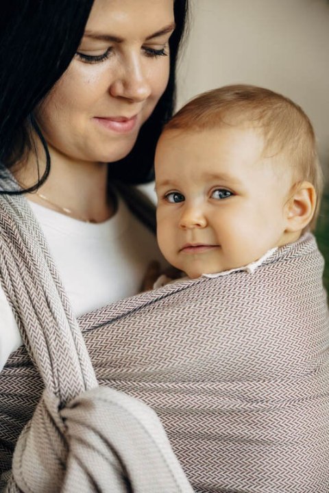Chusta do noszenia dzieci, tkana splotem jodełkowym, bawełna - MAŁA JODEŁKA ALMOND - rozmiar XS
