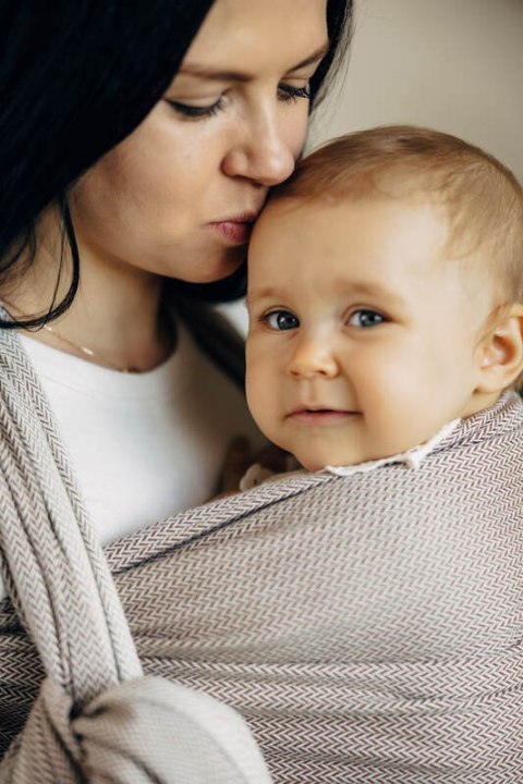 Chusta do noszenia dzieci, tkana splotem jodełkowym, bawełna - MAŁA JODEŁKA ALMOND - rozmiar XS