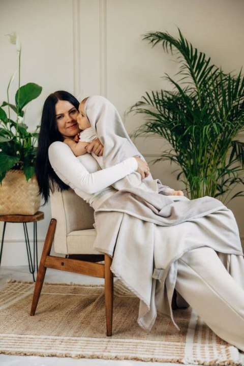 Chusta do noszenia dzieci, tkana splotem jodełkowym, bawełna - MAŁA JODEŁKA ALMOND - rozmiar XS