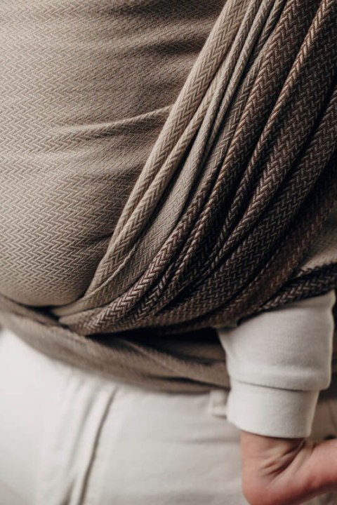 Moja pierwsza chusta do noszenia dzieci, tkana splotem jodełkowym, bawełna - MAŁA JODEŁKA BABY CAFFE LATTE - rozmiar XS