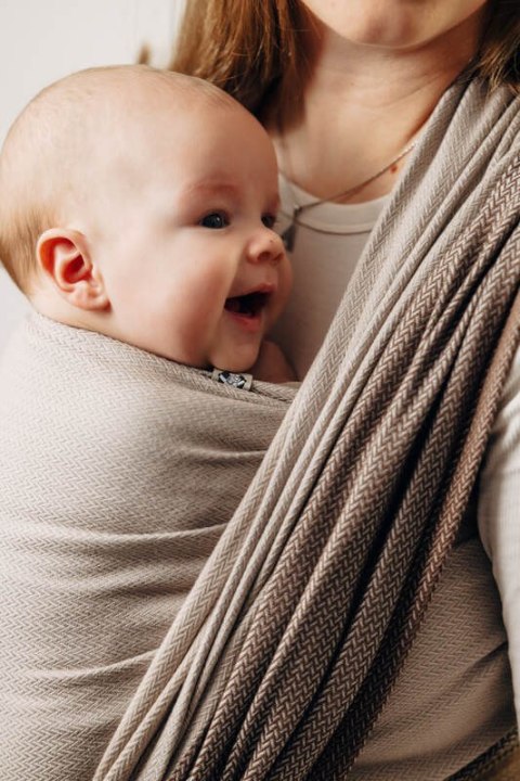 Moja pierwsza chusta do noszenia dzieci, tkana splotem jodełkowym, bawełna - MAŁA JODEŁKA BABY CAFFE LATTE - rozmiar XS