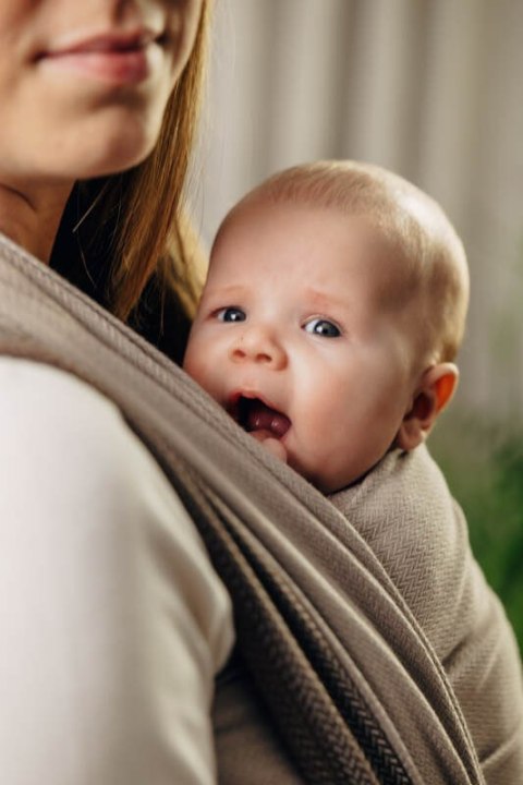 Moja pierwsza chusta do noszenia dzieci, tkana splotem jodełkowym, bawełna - MAŁA JODEŁKA BABY CAFFE LATTE - rozmiar XS