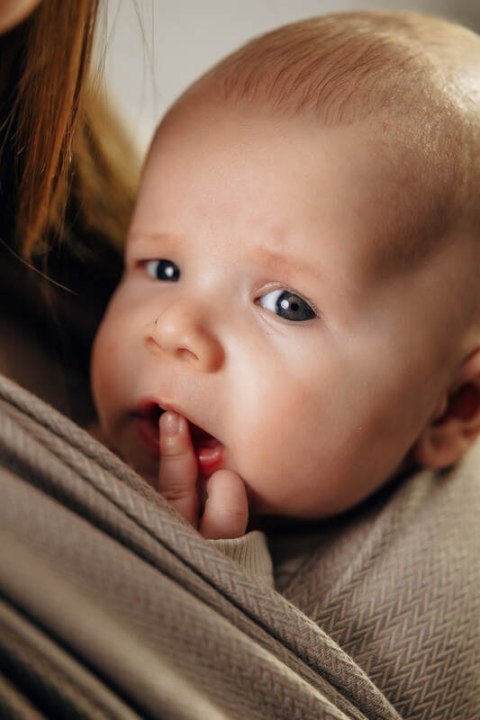 Moja pierwsza chusta do noszenia dzieci, tkana splotem jodełkowym, bawełna - MAŁA JODEŁKA BABY CAFFE LATTE - rozmiar XS