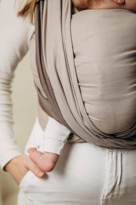 Moja pierwsza chusta do noszenia dzieci, tkana splotem jodełkowym, bawełna - MAŁA JODEŁKA BABY CAFFE LATTE - rozmiar XS