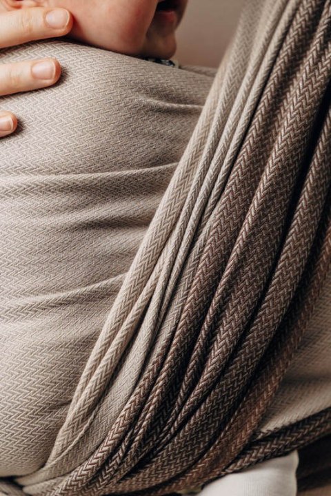 Moja pierwsza chusta do noszenia dzieci, tkana splotem jodełkowym, bawełna - MAŁA JODEŁKA BABY CAFFE LATTE - rozmiar XS