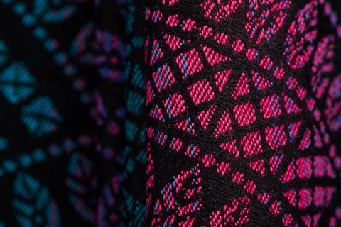 Żakardowa chusta do noszenia dzieci, 60% bawełna, 28% wełna merino, 8% jedwab, 4% kaszmir - PAWI OGON - CZARNY OPAL - rozmiar L