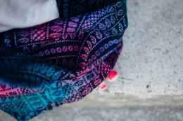 Żakardowa chusta do noszenia dzieci, 60% bawełna, 28% wełna merino, 8% jedwab, 4% kaszmir - PAWI OGON - CZARNY OPAL - rozmiar XL