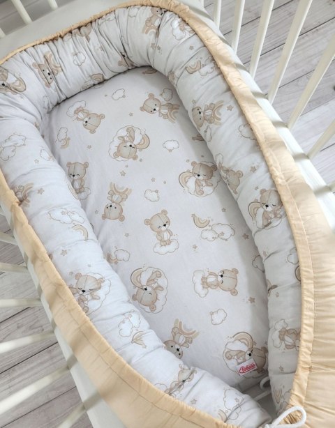 Bobono Kokon niemowlęcy dwustronny kojec otulacz Premium BOBONO- beżowy miś z tęczą/ beż