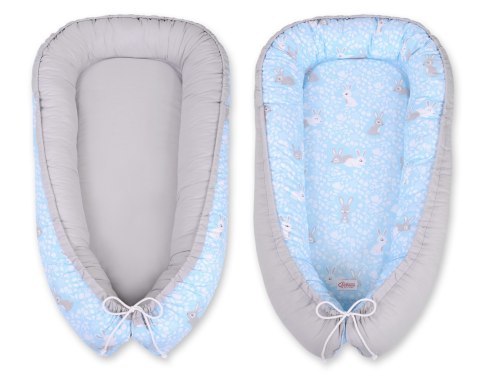 Bobono Kokon niemowlęcy dwustronny kojec otulacz Premium BOBONO- króliczki niebieskie/szary