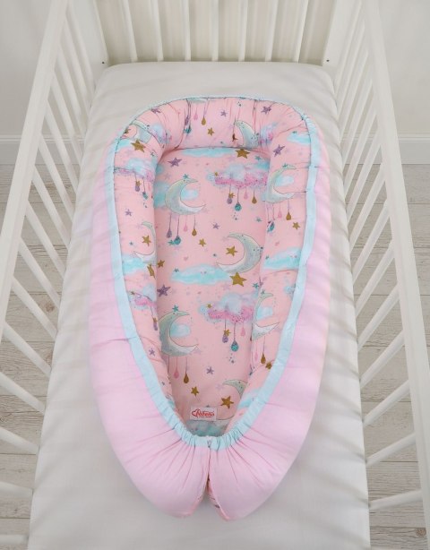 Bobono Kokon niemowlęcy dwustronny kojec otulacz Premium BOBONO- księżyce różowe