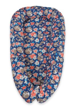 Bobono Kokon niemowlęcy dwustronny kojec otulacz Premium BOBONO- lisia rodzinka na niebieskim