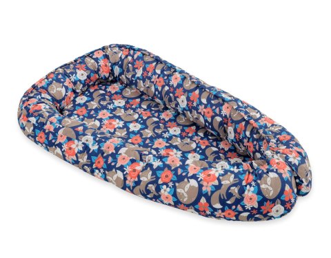 Bobono Kokon niemowlęcy dwustronny kojec otulacz Premium BOBONO- lisia rodzinka na niebieskim