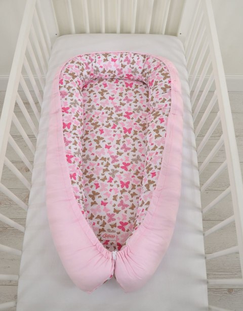 Bobono Kokon niemowlęcy dwustronny kojec otulacz Premium BOBONO- motylki różowe/ różowy