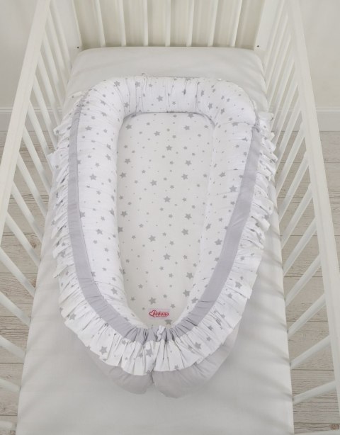 Bobono Kokon/kojec niemowlęcy z falbanką - mini gwiazdki szare na białym tle/szary