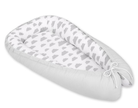 Kokon niemowlęcy dwustronny kojec otulacz Premium BOBONO- chmurki szare/szary